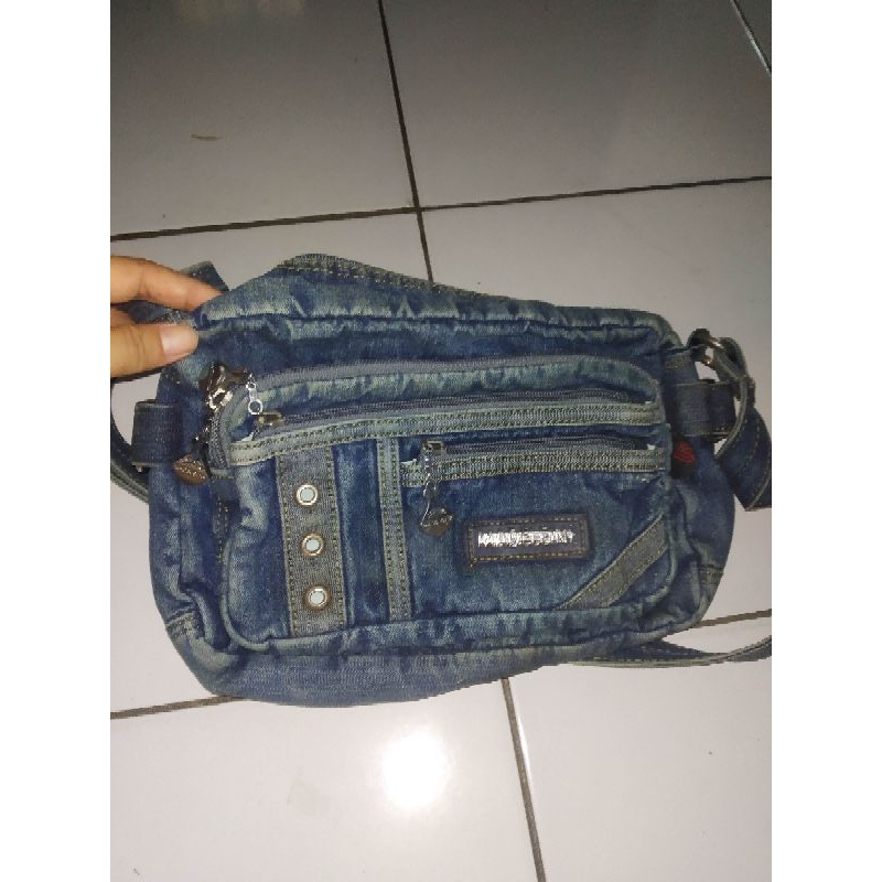 Tas selempang levis wanita