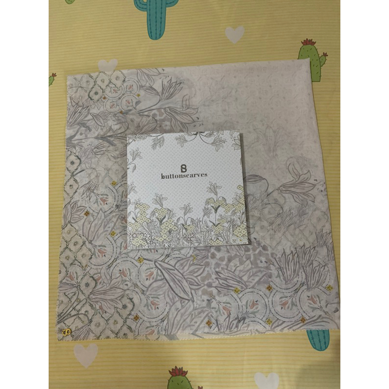 Preloved Buttonscarves Maharani series - white