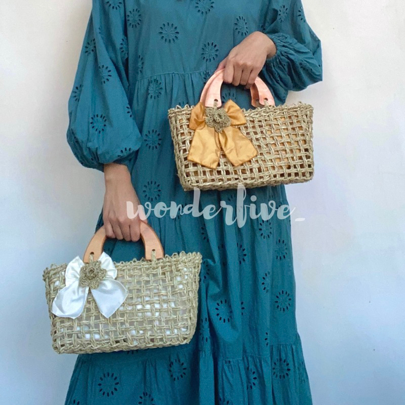 Tas Anyaman Mendong Pandan Rara Hias Bunga Handle Kayu Etnik Tradisional Bali Bangkok