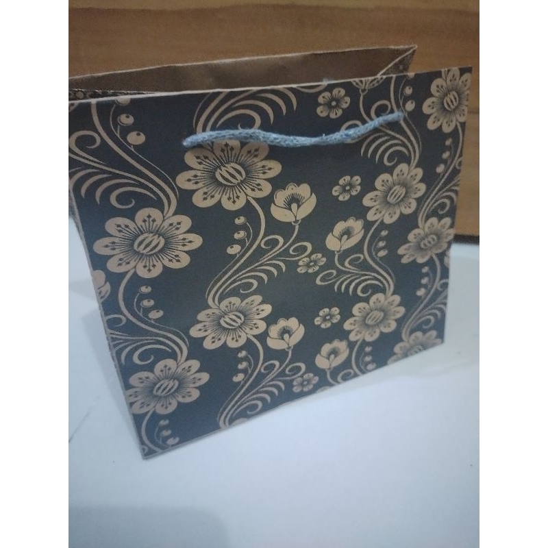 

paperbag pia motif ukuran 18x12x16
