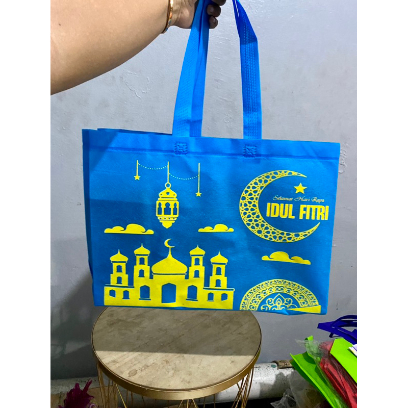 

(1 LUSIN = 12 PCS) READY STOCK TAS PARCEL LEBARAN IDUL FITRI 40x30x15 CM / TAS HAMPERS IDUL FITRI / GOODIEBAG IDUL FITRI / TAS BELANJA / TAS SPUNBOND / GOODIE BAG LEBARAN