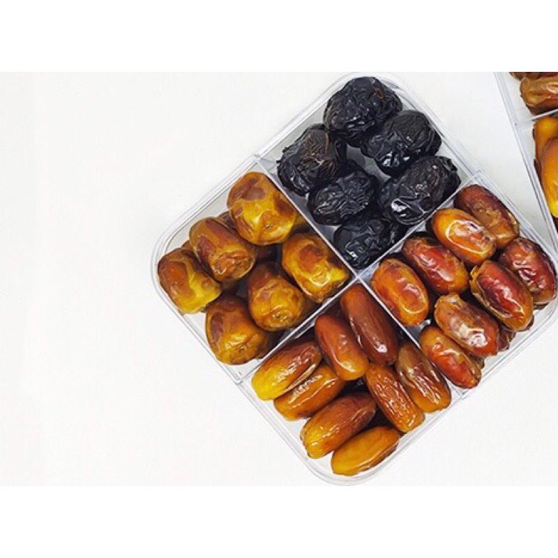 

Paket hampers oleh oleh haji sekat 4 kemasan menggunakan toples isi macam2 kurma