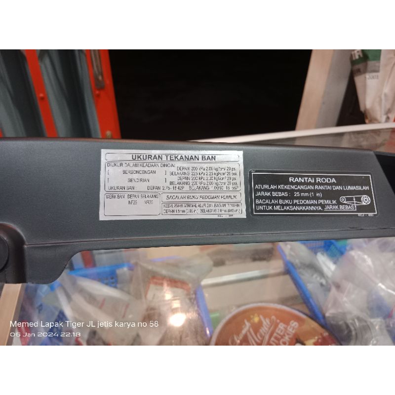 Tengkes rantai Cover tutup rantai tiger revo original copotan motor lengkap dengan stiker