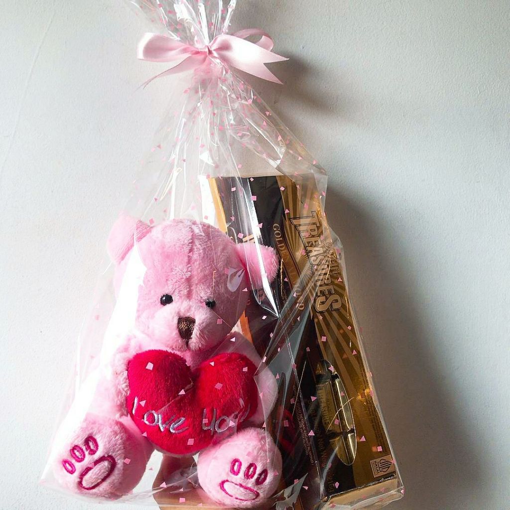 

Kado Valentine Coklat dan Boneka Teddy