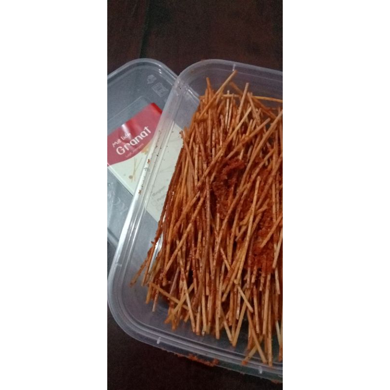 

mie lidi -mie lidi 100g -mie lidi pedas-mie lidi granat -makanan viral -harga terjangkau-makanan pedas-mie ijuk-cemilan pedas-bumbu medok