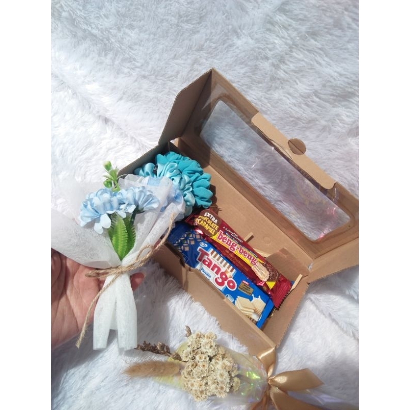 

Hampers scrunchie mix snack dan buket mini (warna random)
