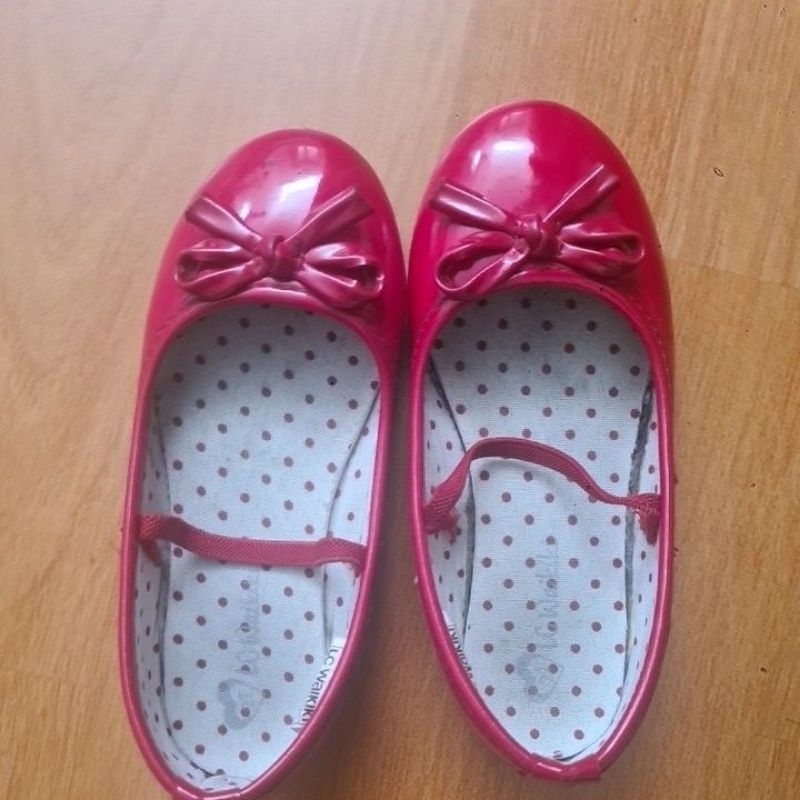 sepatu merah lc waikiki