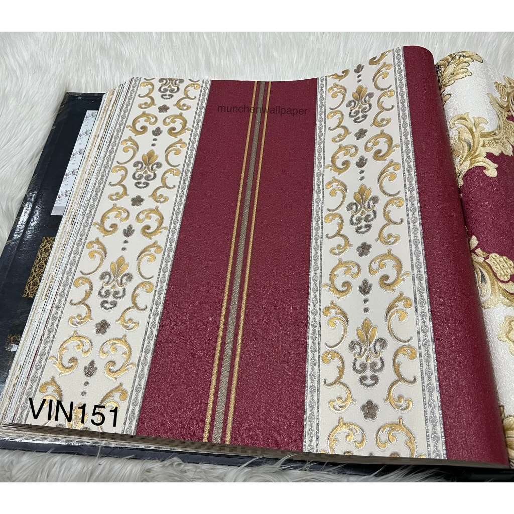Wallpaper Dinding Klasik Merah Kombinasi Gold Putih