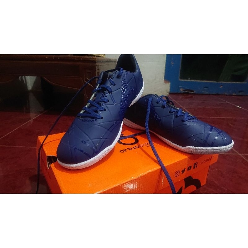 Sepatu futsal ourtuseight potongan harga 15%