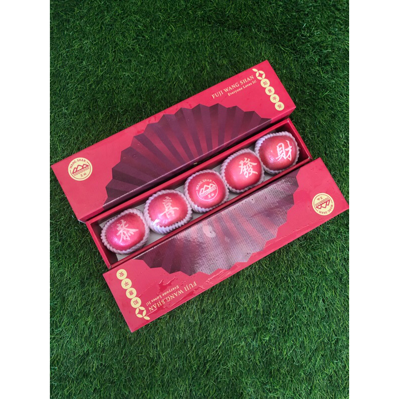 

Apel Fuji Wangshan Giftpack Isi 5pcs With Words/box