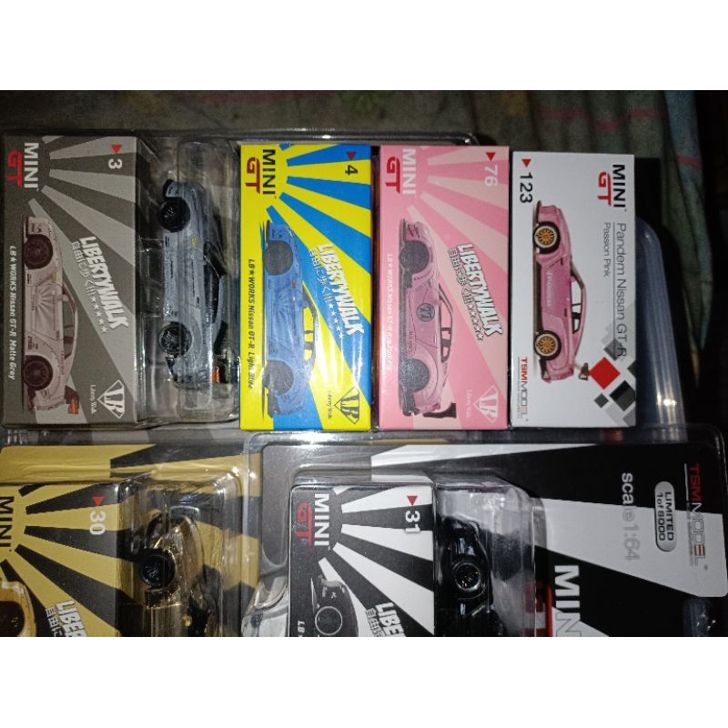 booked efbe MiniGT no 123 - Nissan GTR r35 pink