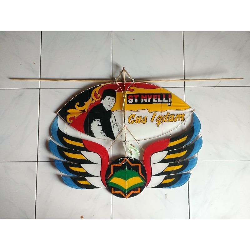 Layangan Ram-raman Motif Istimewa sayap 50cm sudah diseting dan bonus sendaren (Ukuran kecil)