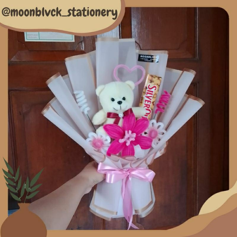 Bucket Bunga Pipe Valentine Coklat Silverqueen Boneka Beruang Buket Hadiah Kado Cewek