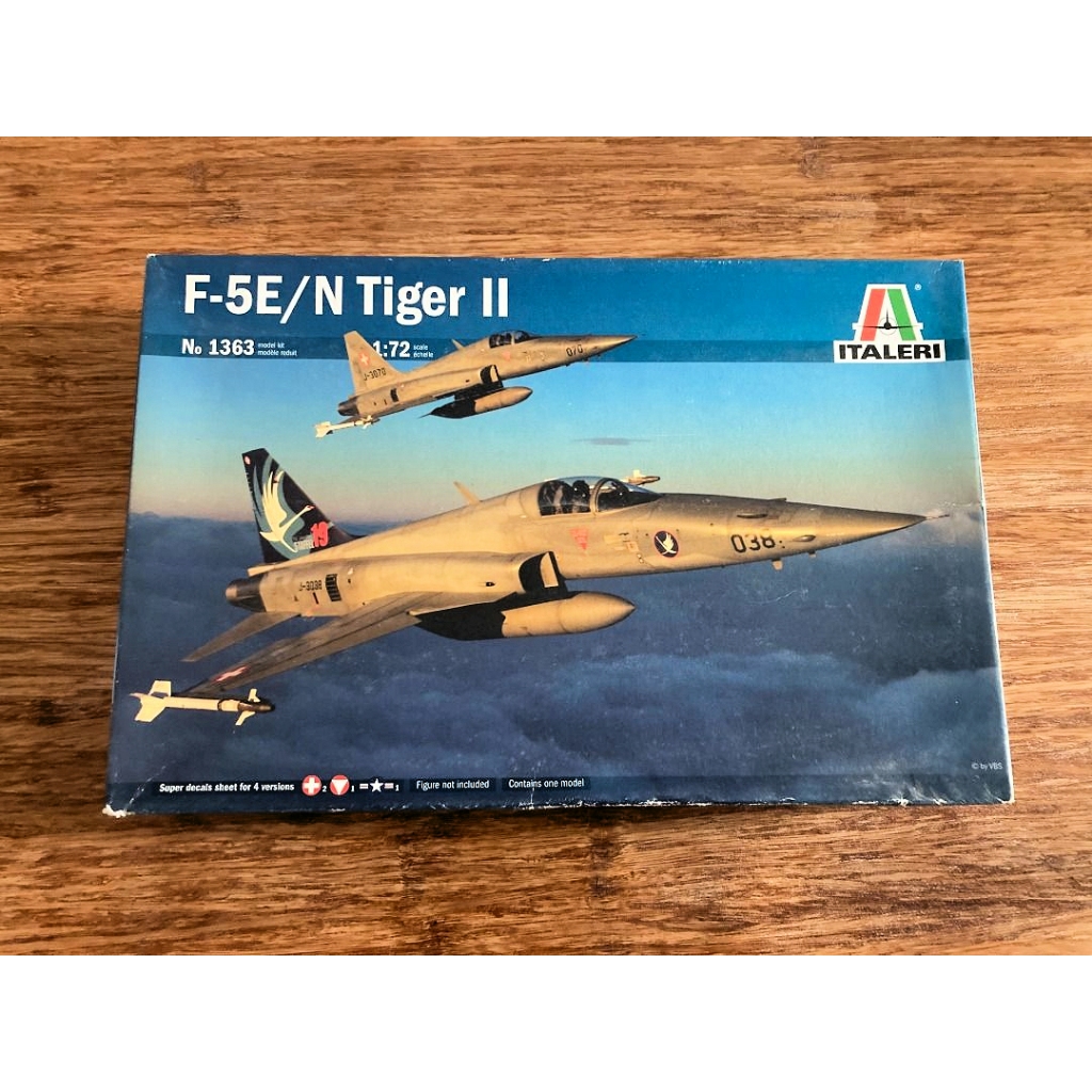 Model Kit Miniatur Pesawat Tempur F-5 E N Tiger II Italeri Skala 72