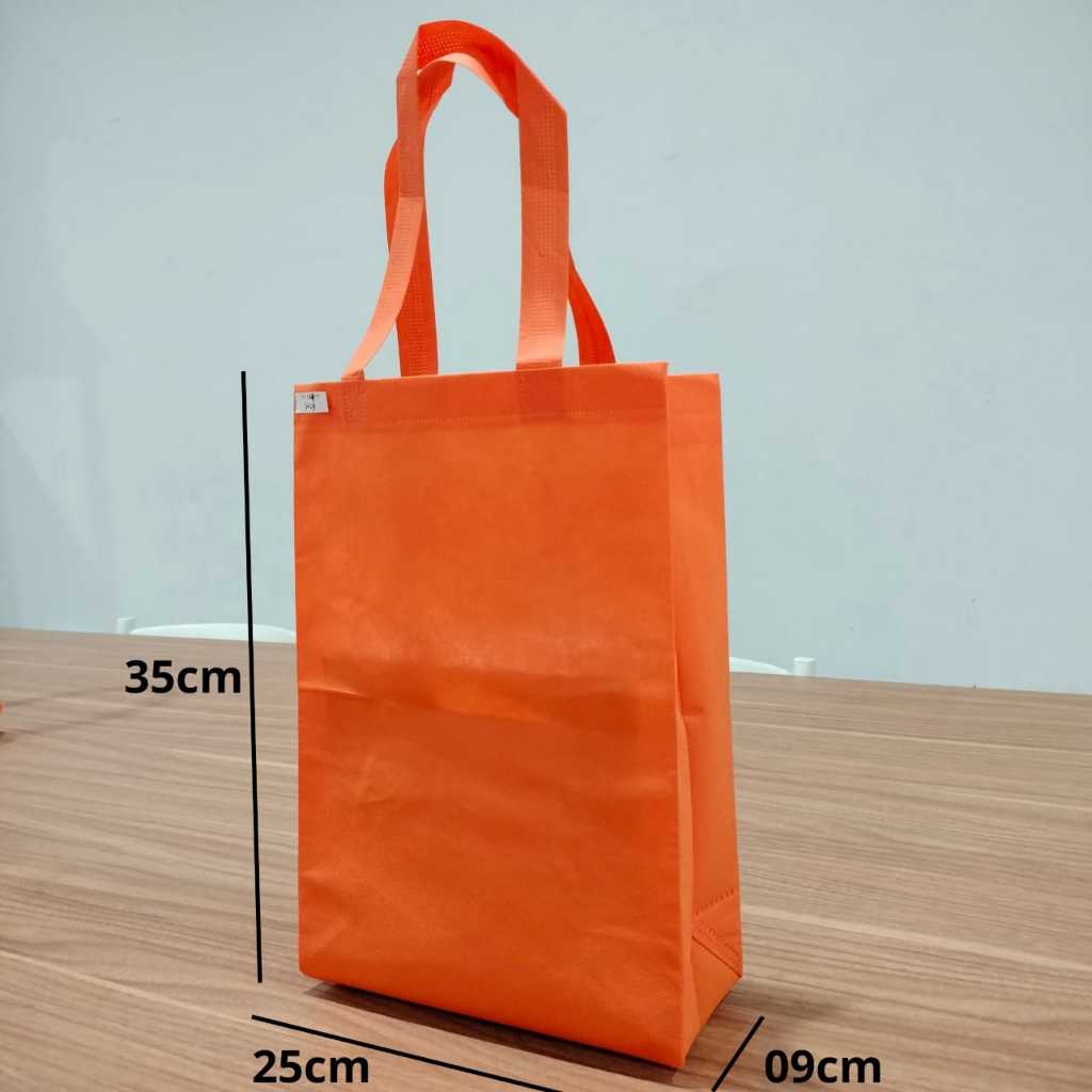 

TAS SPUNBOND BOX UKURAN 35X25X09CM COCOK UNTUK SOUVENIR ATAU LAINNYA LUSINAN