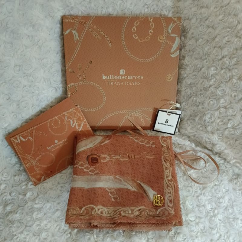 the chain series buttonscarves majesty