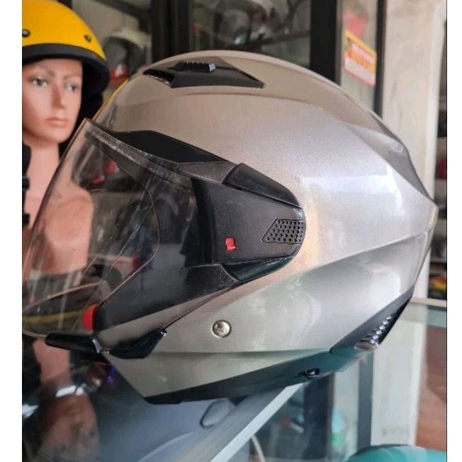 Helm Zeus 611 bekas pakai