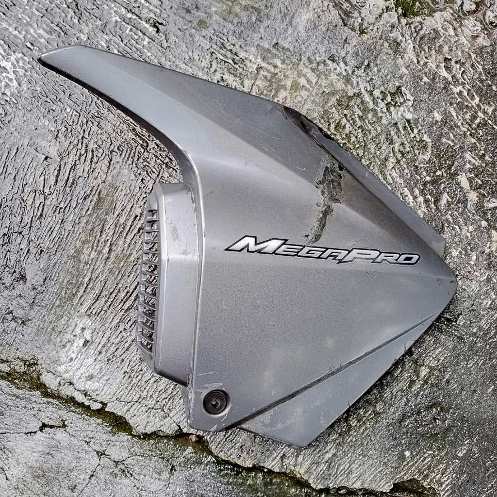cover pelindung tepong aki accu aki sebelah kiri honda megapro monoshock original