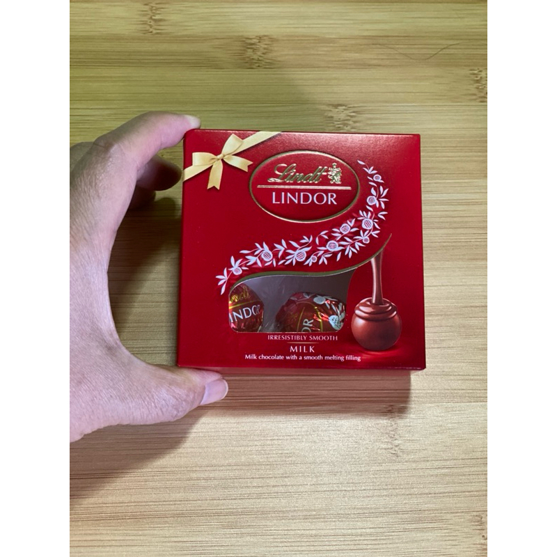 

Lindt Lindor Milk Chocolate Gift Box