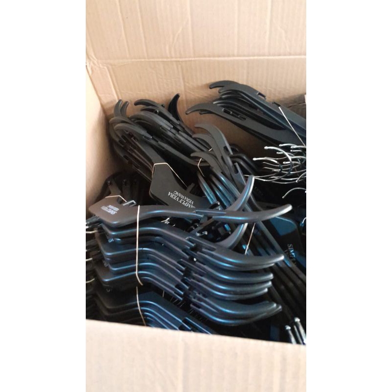 hanger baju hitam. baru bukan bekas.