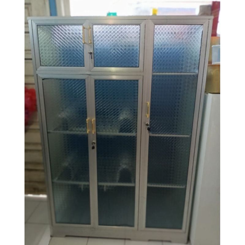 Lemari piring kaca 3 pintu alumunium