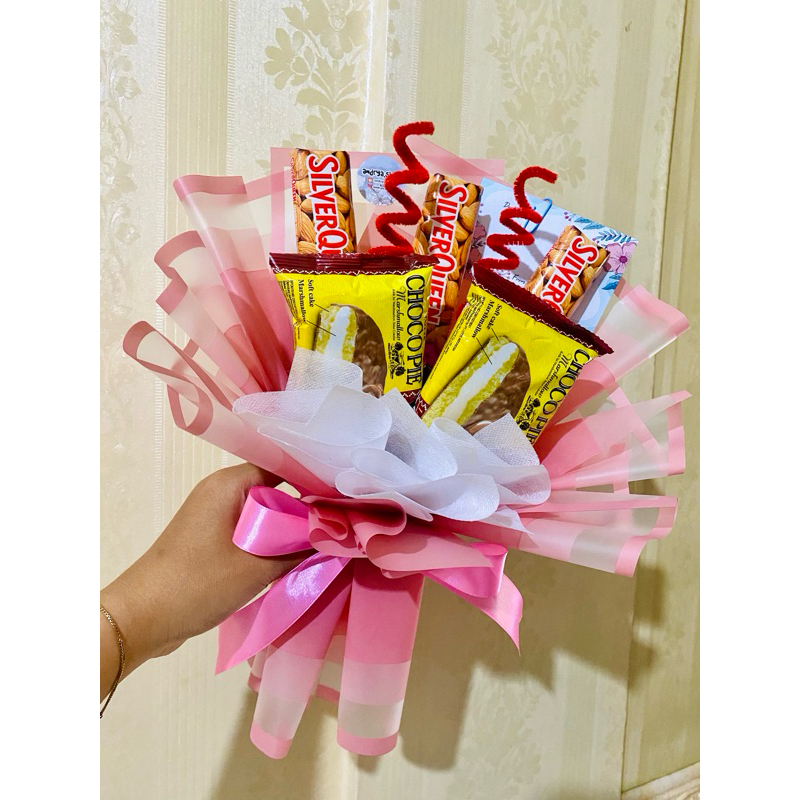 

buket coklat silverqueen cellophane hampers ultah wisuda