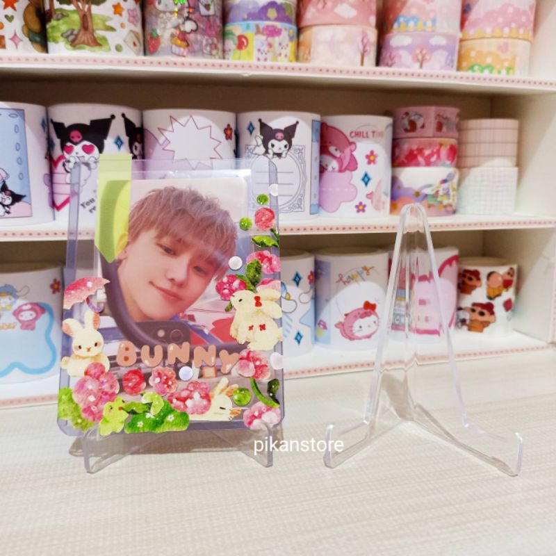 Standee Photocard Toploader/ Dudukan Kaki Penyangga Foto Polaroid/ Standing PC Akrilik Deco Poca Hol