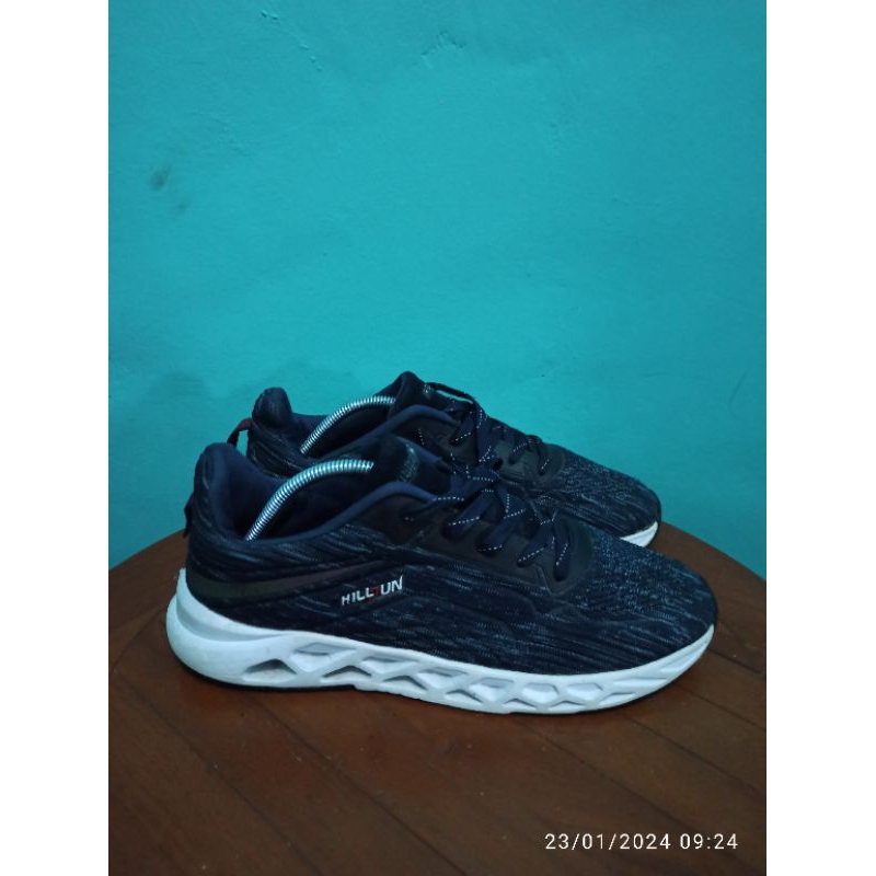 SEPATU RUNNING HILL RUN SIZE 44 INSOLE 28 CM