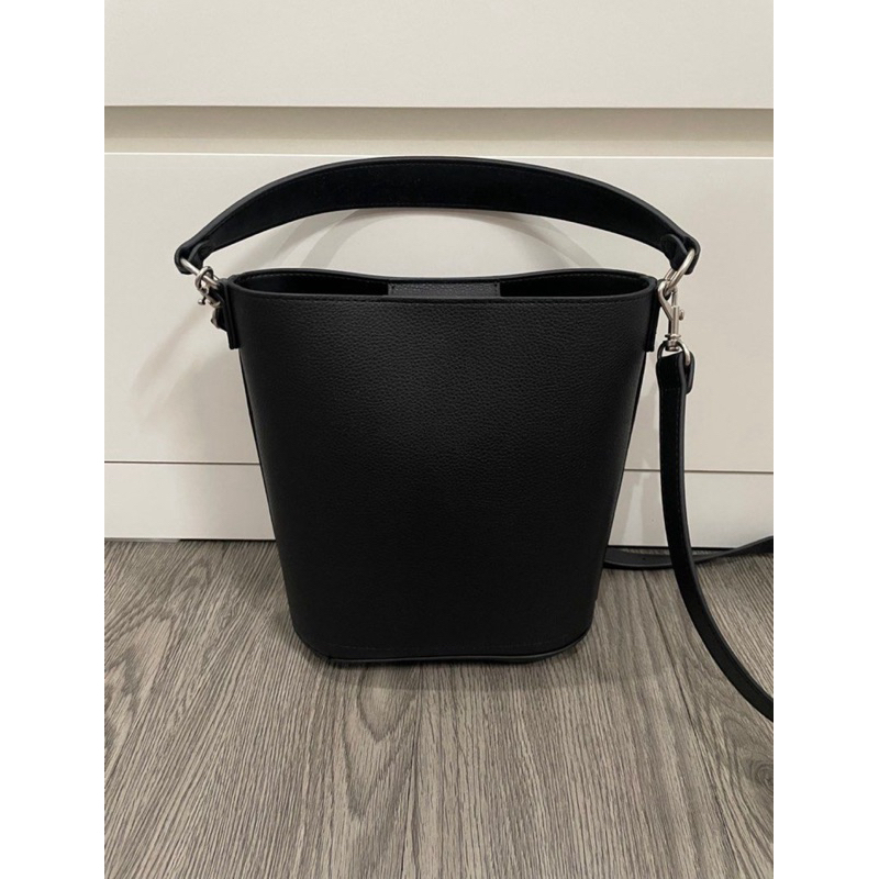 Uniqlo Tas Bahu Bucket Faux Leather