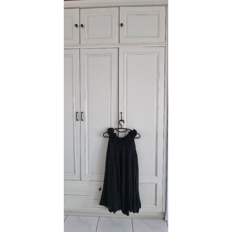 Midi Dress Hitam - Kerah Bunga