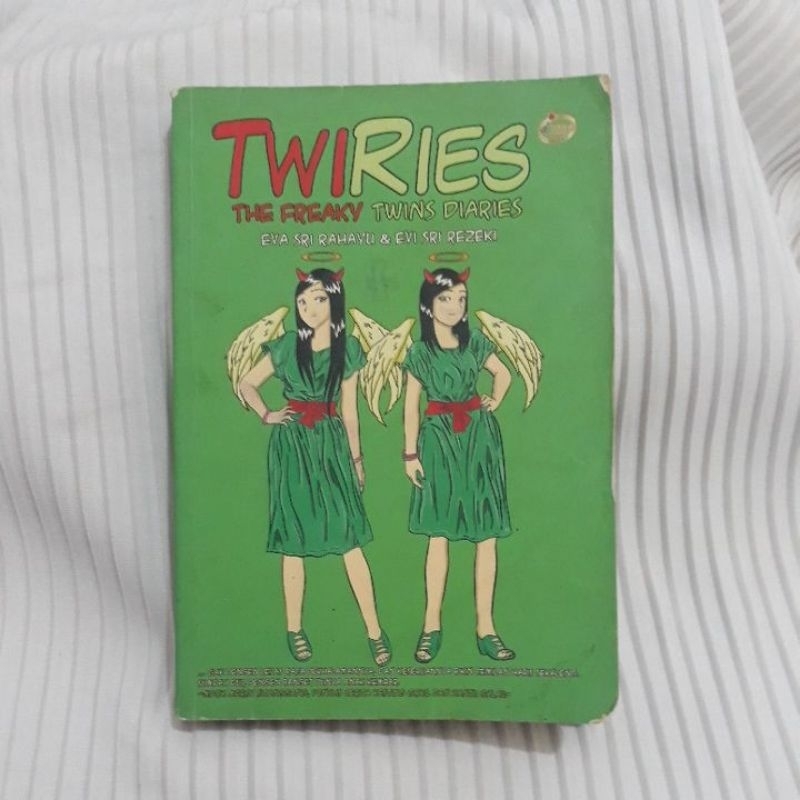 NOVEL KOMIK TWIRIES THE FREAKY TWINS DIARIES (EVA SRI RAHAYU & EVI SRI REZEKI)