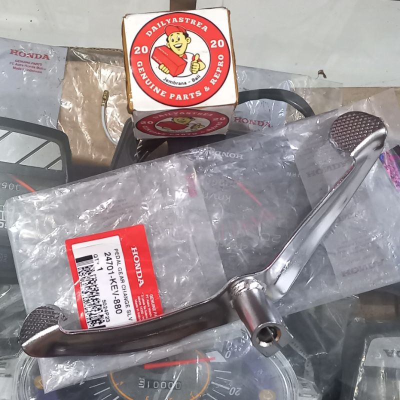 PEDAL GEAR OPERAN GIGI PERSENELENG OPERAN GIGI HONDA SUPRA X 100 ORIGINAL AHM 24701-KEV-880