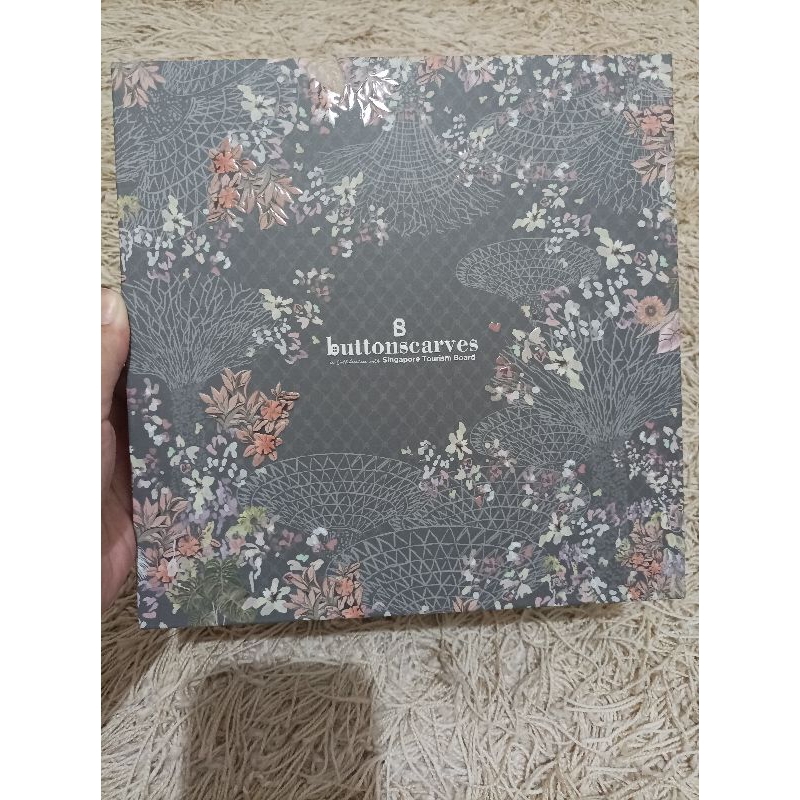 

Box/Kotak Buttonscarves Singapore Voile Square - Park