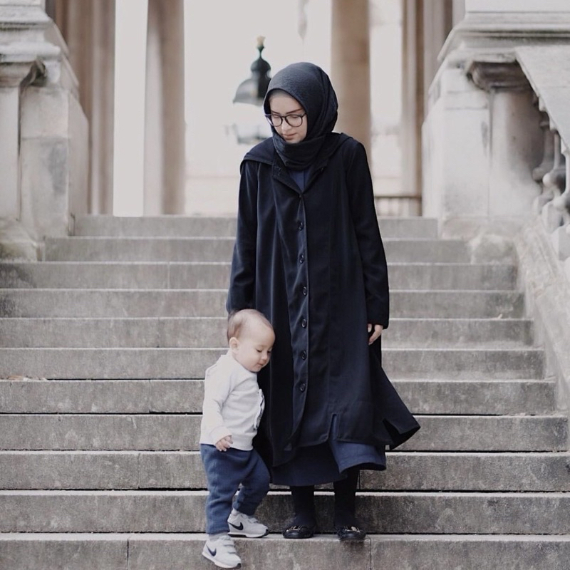 [PRELOVED] Rashawl Pedestal Coat Black Hitam Best Seller Jaket Outet Model Zara Zahratul Jannah Zahratuljannah