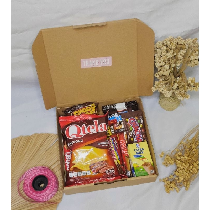 

Gift box snack Kado ulang tahun Hampers request kartu ucapan