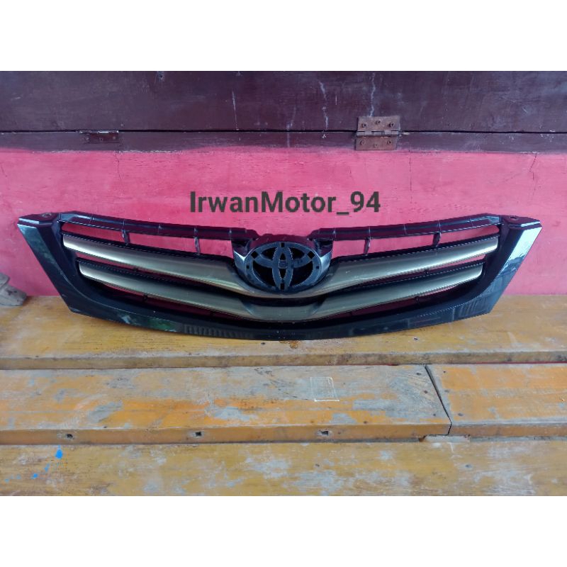 gril toyota innova 2010