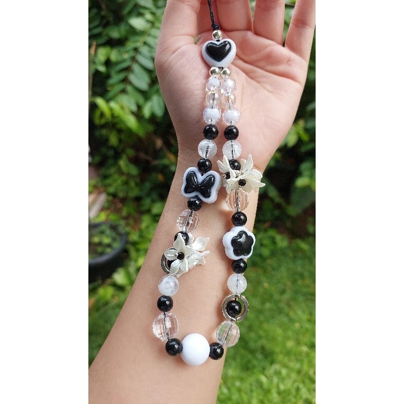 gantungan hp manik manik hitam putih