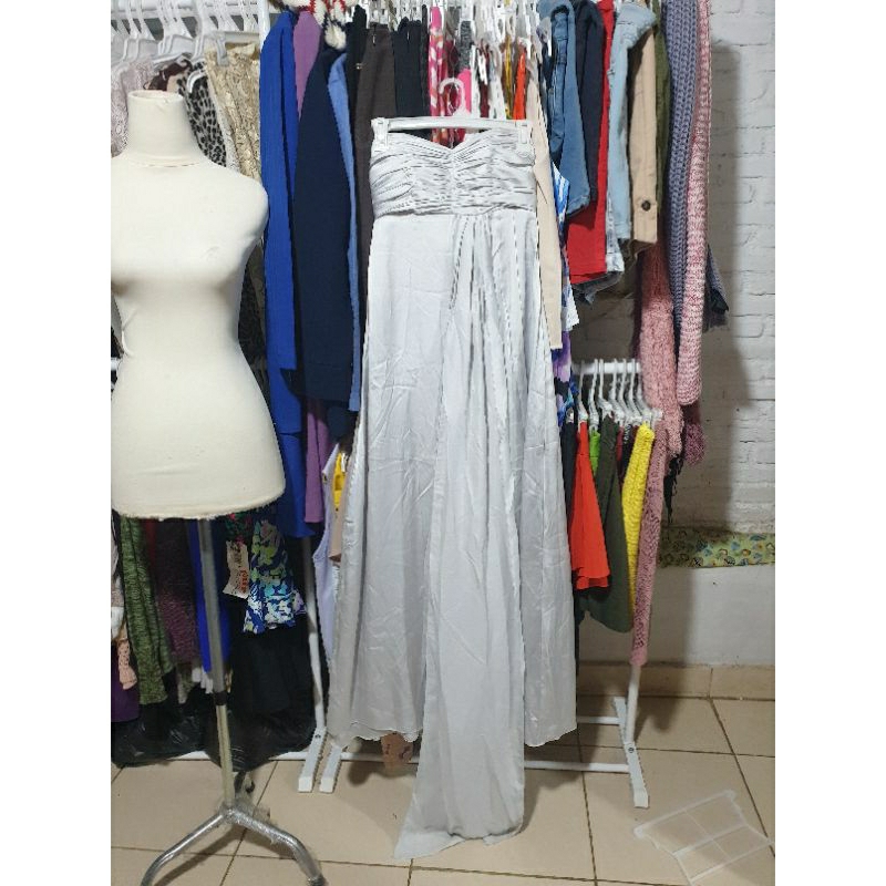 Gaun pesta panjang silver