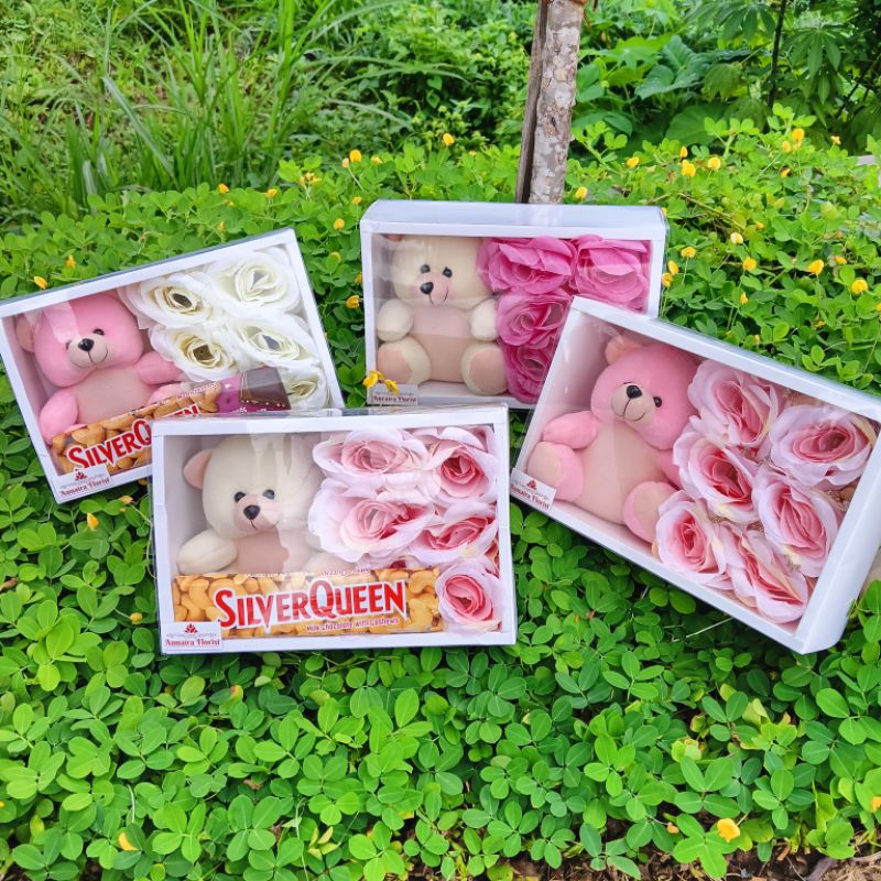 

Box hampers mix Silverqueen bunga dan boeneka