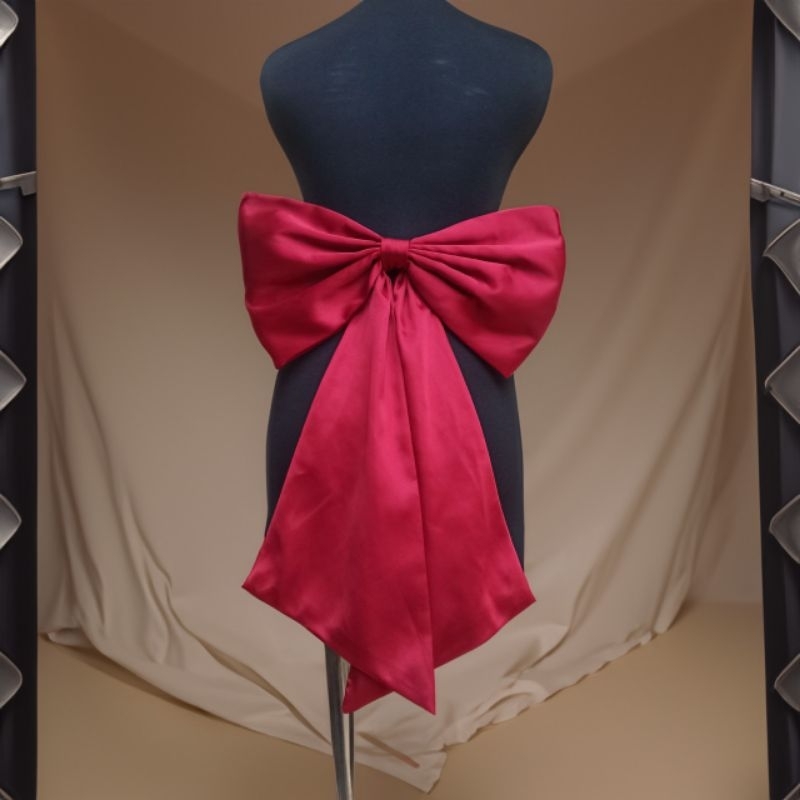 Aplikasi pita baju besar maron satin berekor
