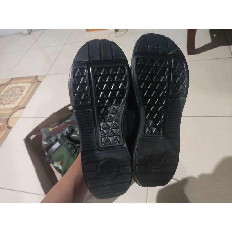 sepatu olahraga pembagian polri uk. 42