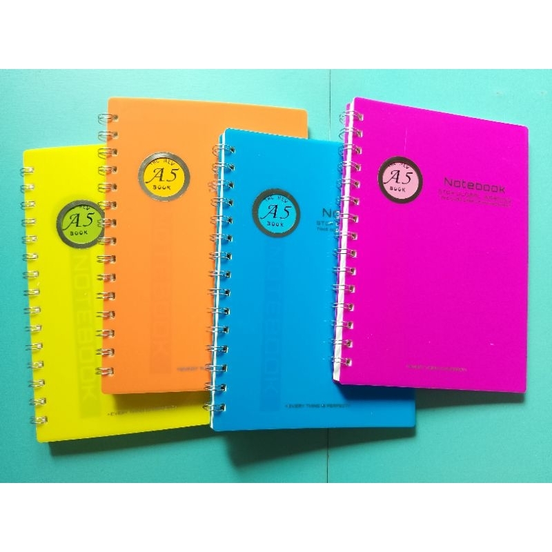 

NOTEBOOK A5 SPIRAL 25100-13 KERTAS BERGARIS ISI 80 LEMBAR UK 21X14.5CM