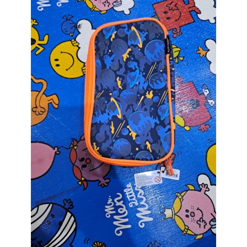 

Kotak Pensil Smiggle Kanvas