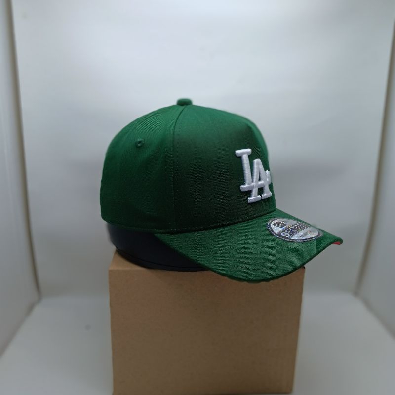 topi premium LA hijau botol logo putih