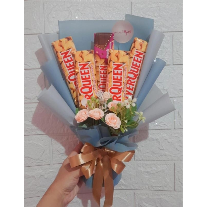 

buket coklat 5pcs ready ( foto diatas contoh buketnya ya kak, jumlah coklat sesuai request/harganya)