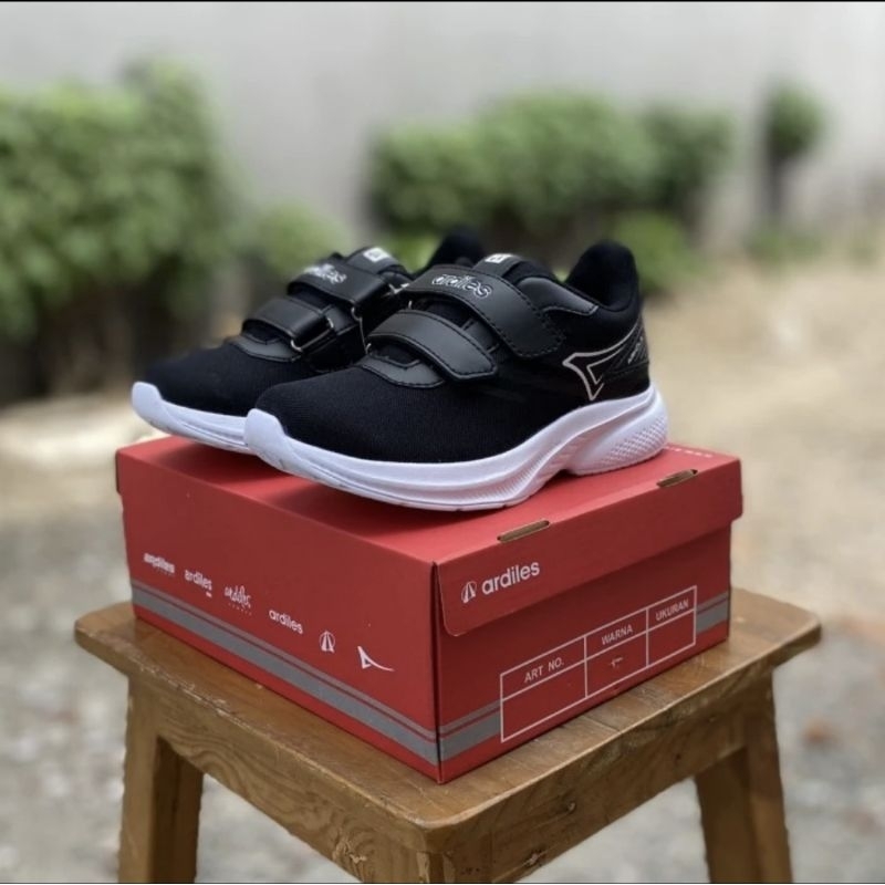Sepatu sekolah ardiles hitam tanpa tali sepatu anak perekat ardiles