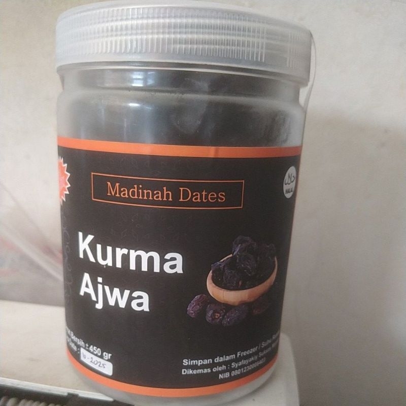 

Kurma Ajwa 450 gram king ajwa al madinah best quality dates