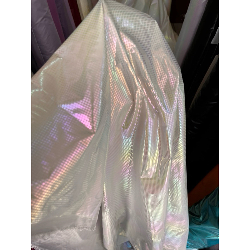 Hologram kain parasut warna pelangi putih tulang motif kotak kecil-kecil