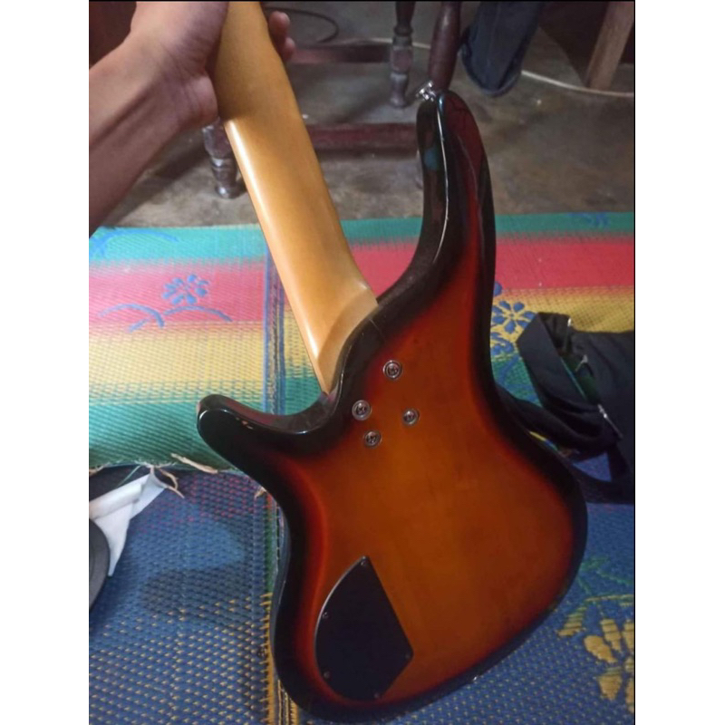 Bass Caraya 4 string udah di wiring ulang, suara mantep. Tinggal main.