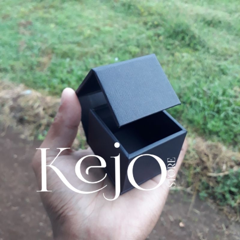 

Kotak kado Gift box Hardbox Hampers Souvenir Magnet Ukuran 5cm x 5cm x 3,5cm Hitam linen
